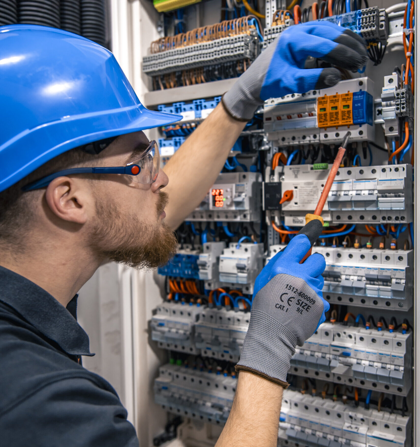 male electrician working in a switchboard with fus 2026 01 08 22 51 03 utc